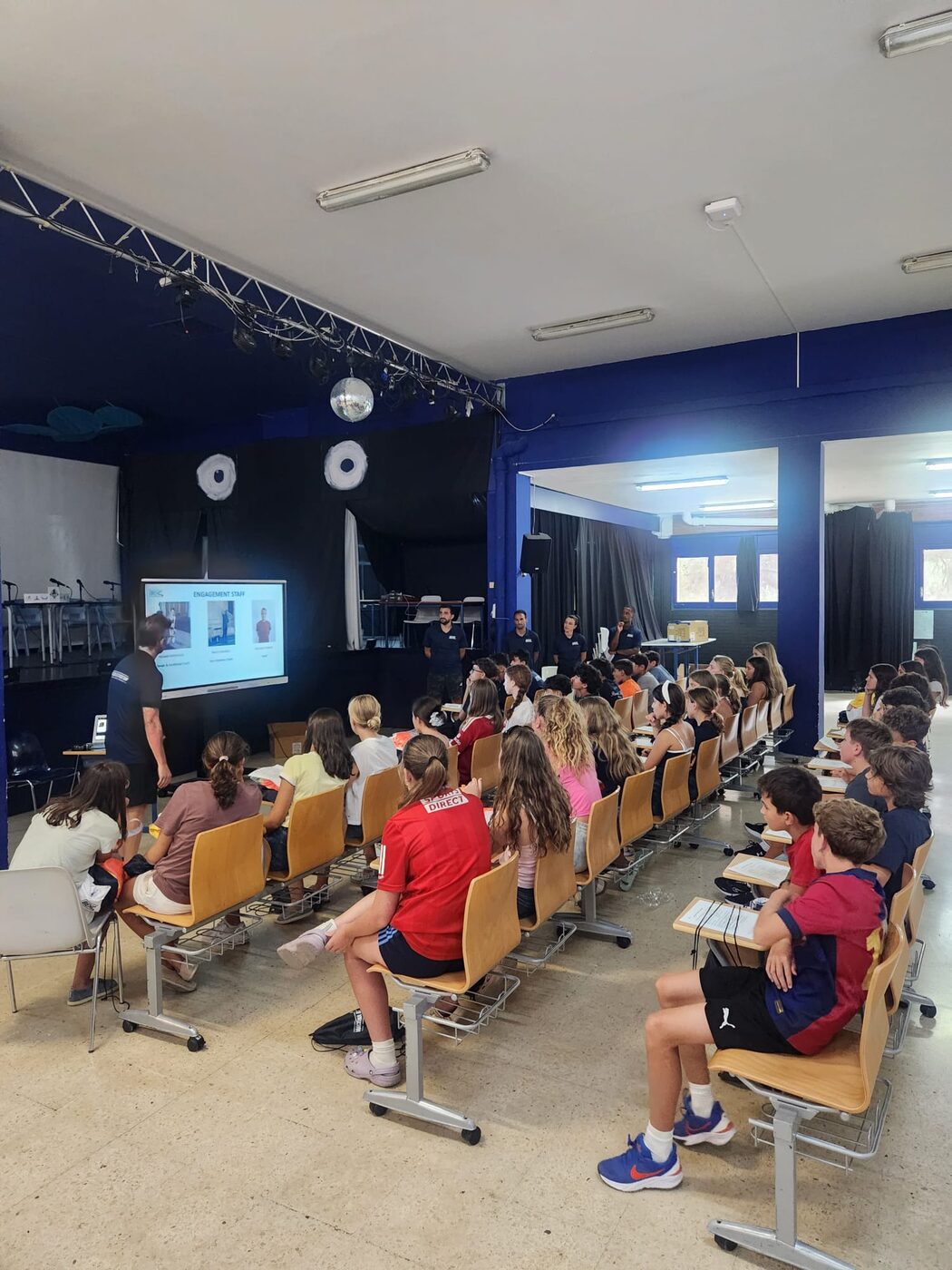 Reunión de bienvenida y presentación del staff el primer día
