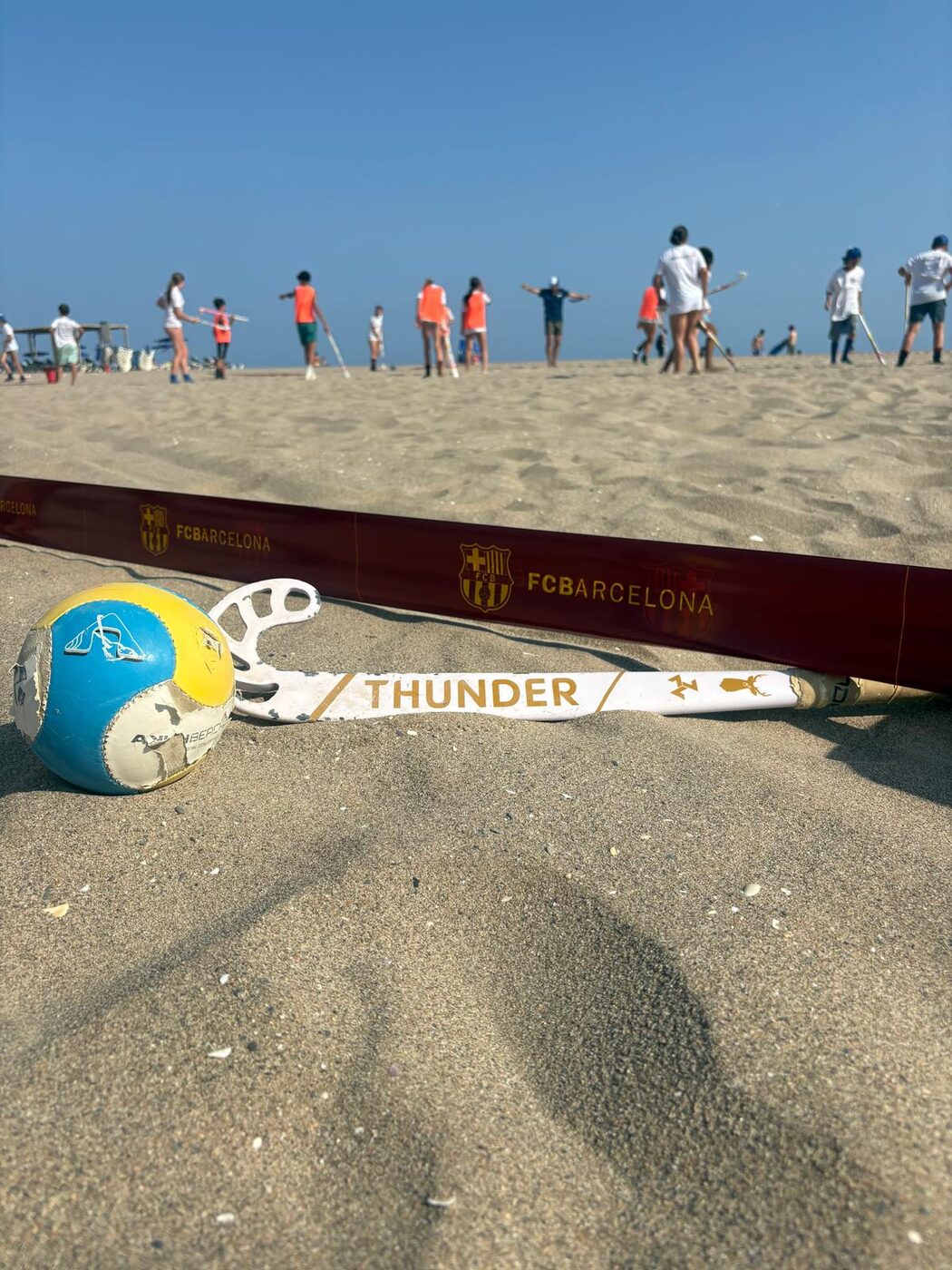 Stick Thunder y bola de hockey playa en la arena