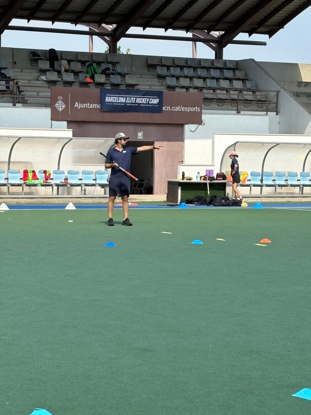 Entrenador dirigiendo una sesión de entrenamiento