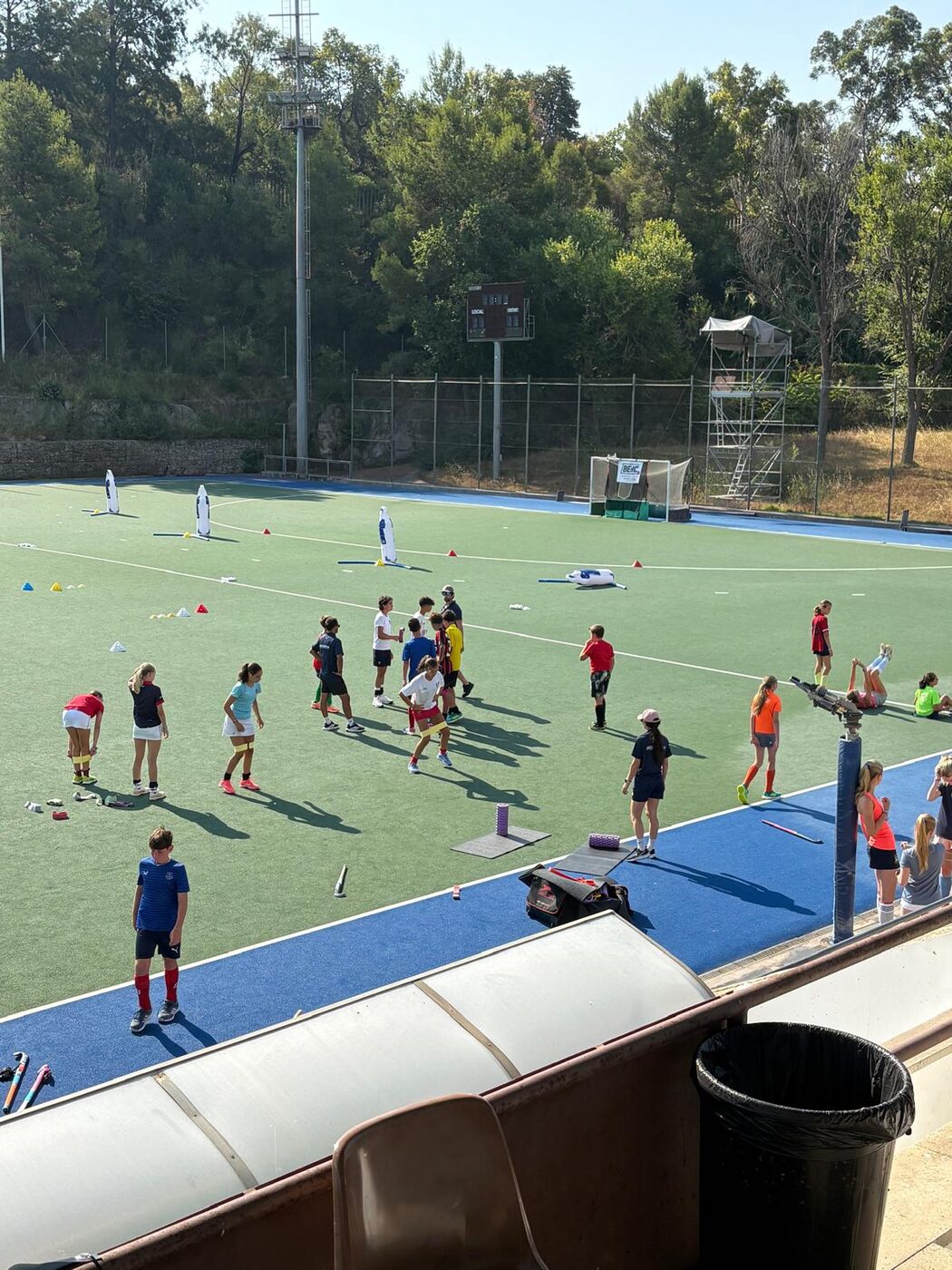 Entrenamiento de hockey hierba en el campo