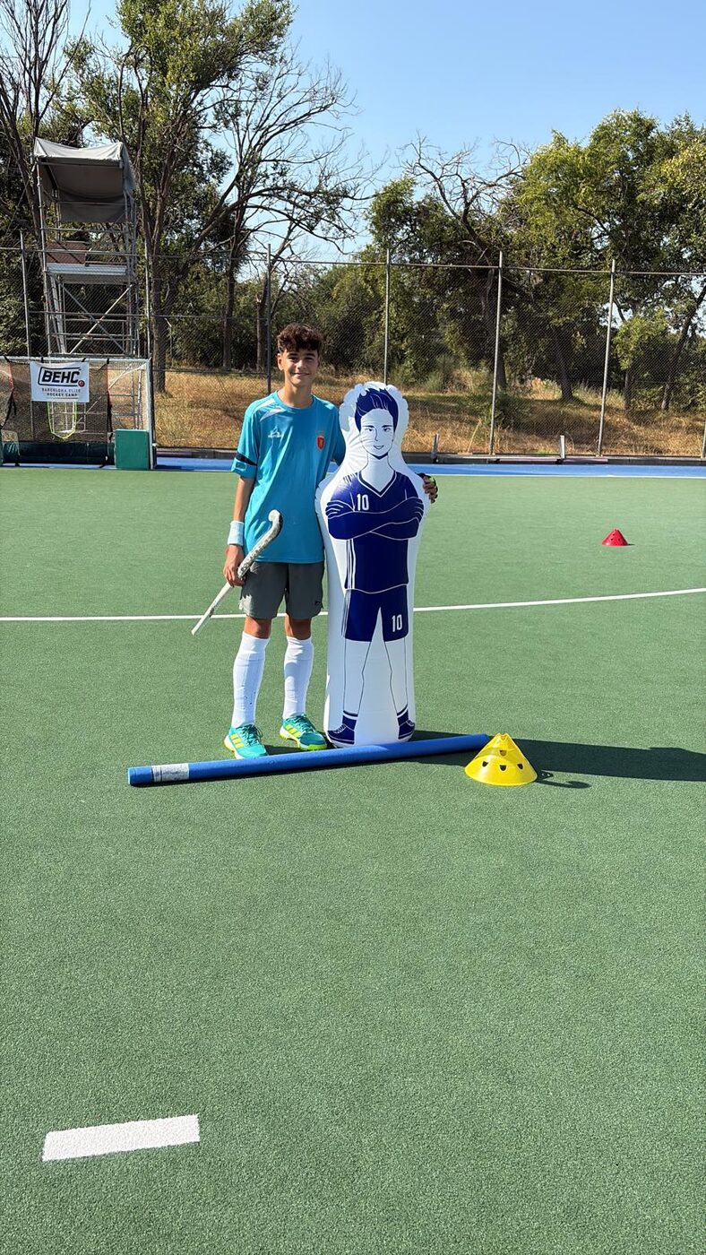 Jugador junto a un maniquí de entrenamiento en el campo