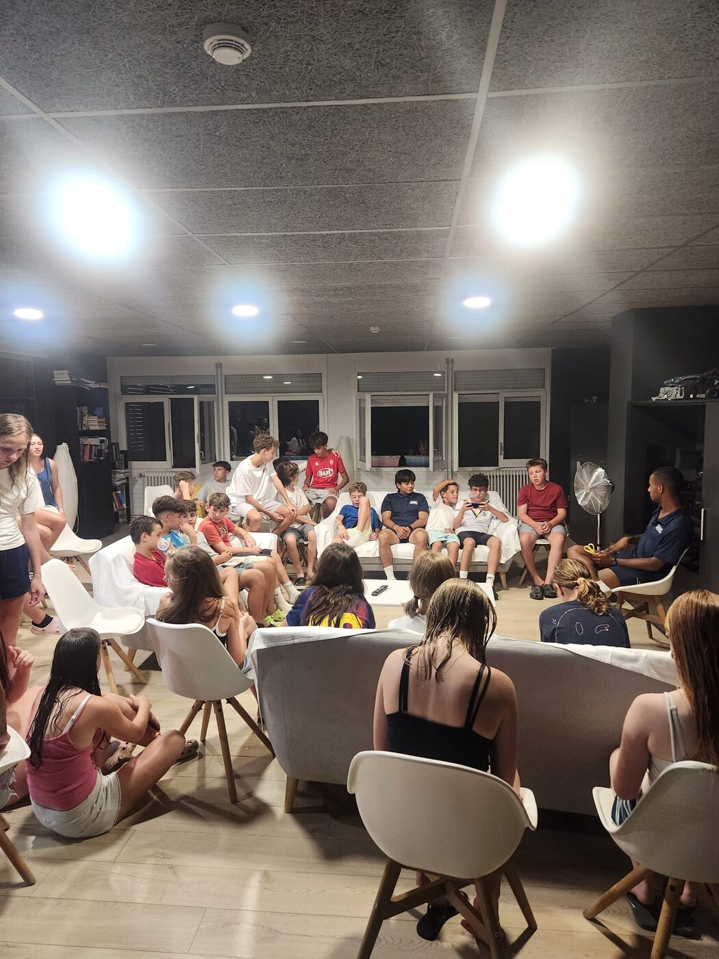 Reunión de equipo y actividades nocturnas en la residencia