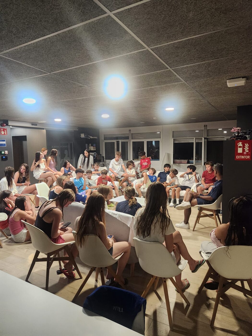 Jugadores charlando durante las actividades nocturnas
