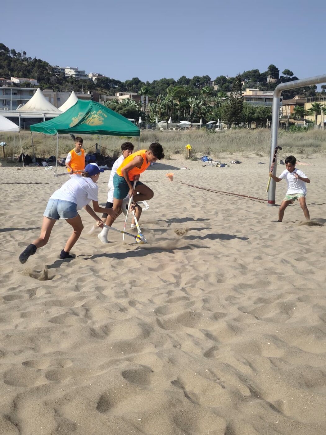 Jugadores disputando el balón en el hockey playa
