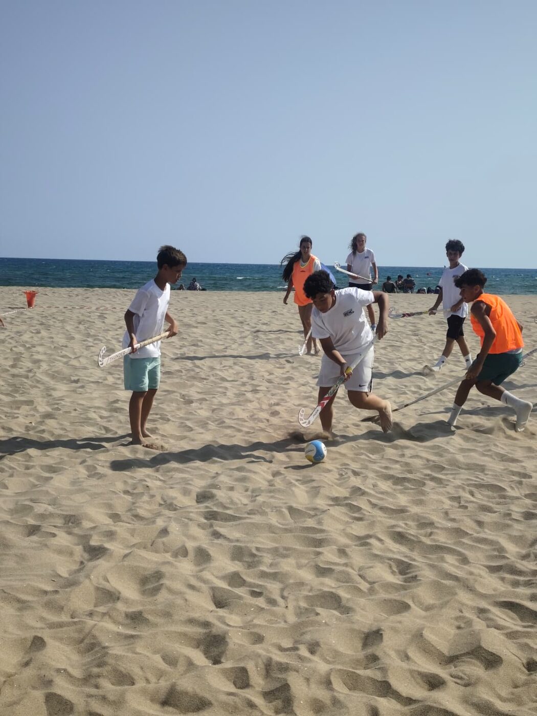 Duelo por el balón frente a la portería en la playa