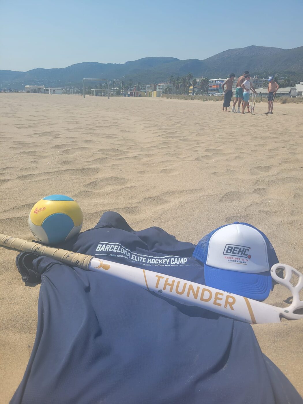 Material BEHC y Thunder en la arena de la playa
