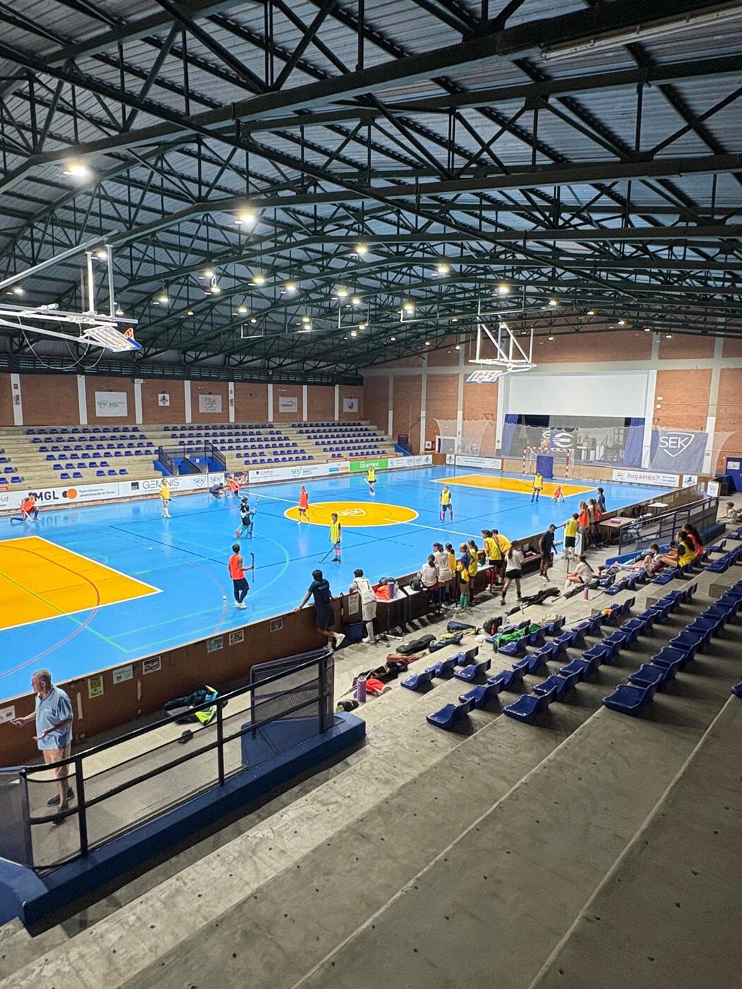 Torneo de hockey sala en el pabellón SEK